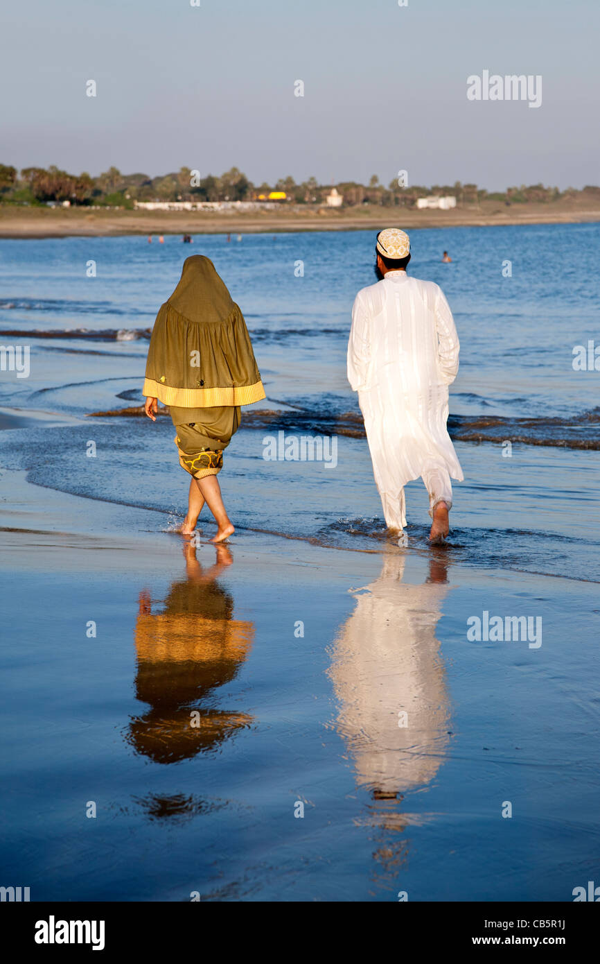 Coppia musulmana di camminare sulla spiaggia. Spiaggia di Nagoya. Diu. Territori dell'unione di Daman e diu. India Foto Stock