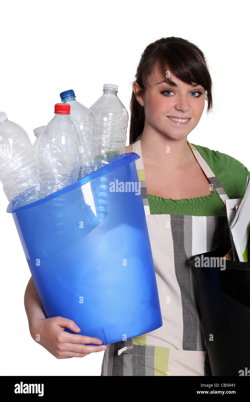 Adolescente tenendo fuori il riciclaggio Foto Stock