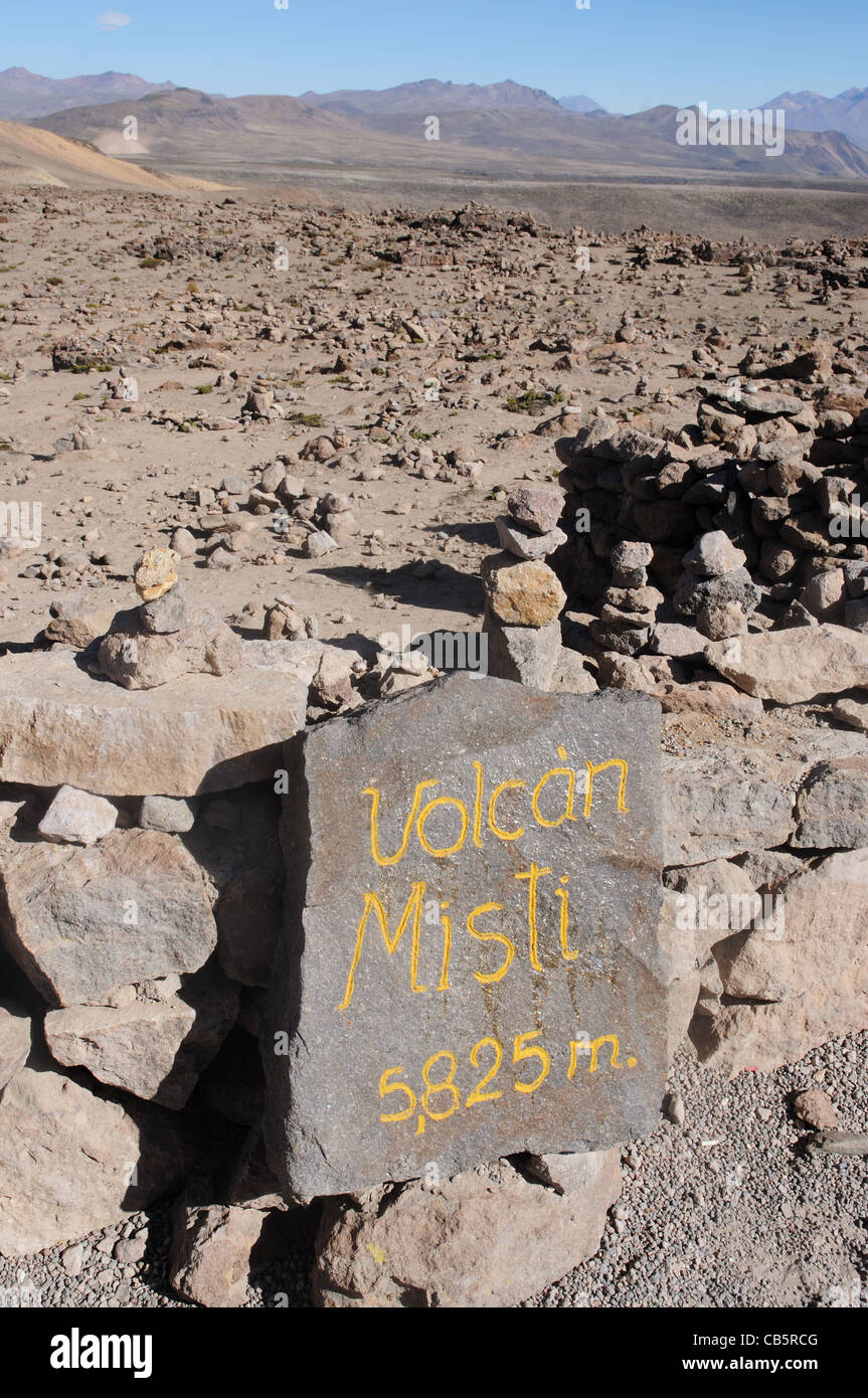 I marcatori di pietra nelle vicinanze di vulcani sulla Patapampa passano nei pressi di Arequipa, Perù Foto Stock