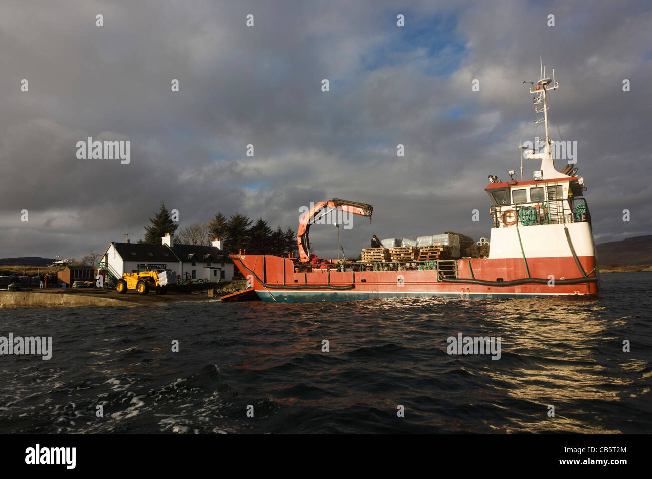 Costruzione di forniture scaricato sul molo sulla Ulva, Isle of Mull, Scozia. Foto Stock