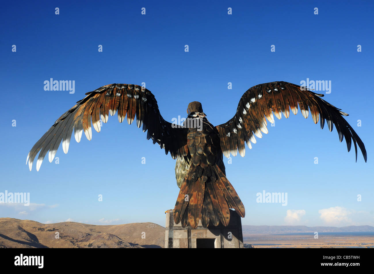 Una gigantesca statua di un condor che si affaccia sulla città peruviana di Puno sul lago Titicaca Foto Stock