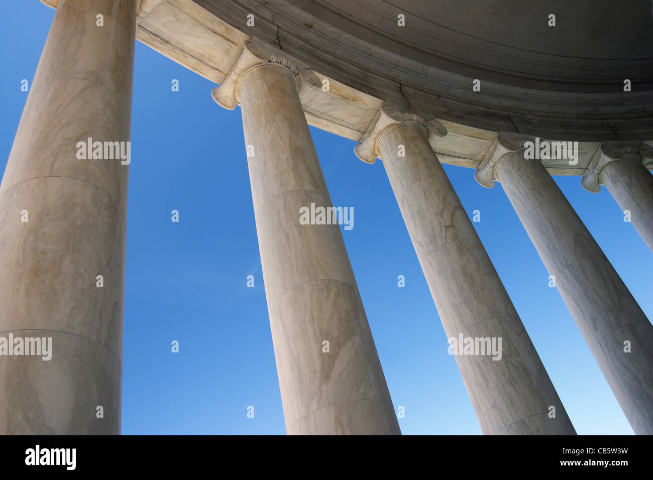 Cercando le colonne del Jefferson Memorial, Washington DC. Foto Stock