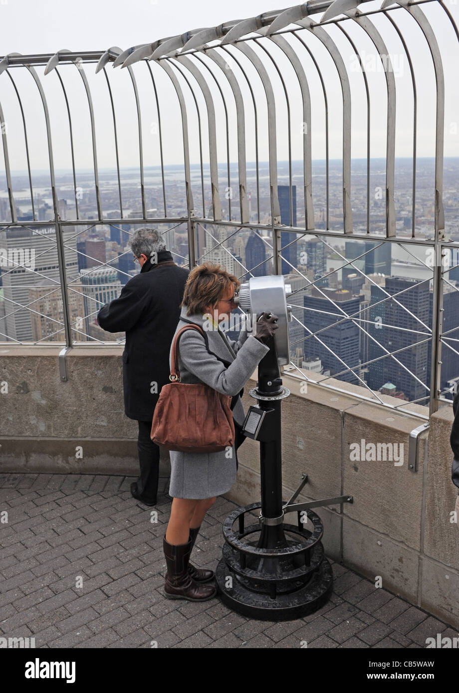Vista dal ponte di osservazione a Empire State Building Manhattan New York New York STATI UNITI D'AMERICA Foto Stock