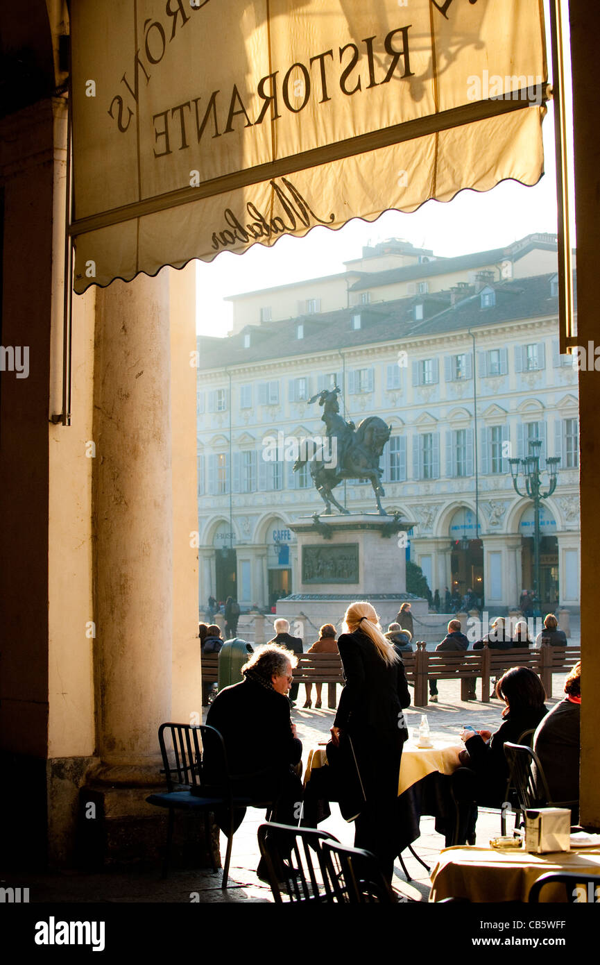 Cenare al fresco presso un cafe in San Carlo Piazza, Torino, Piemonte, Italia Foto Stock