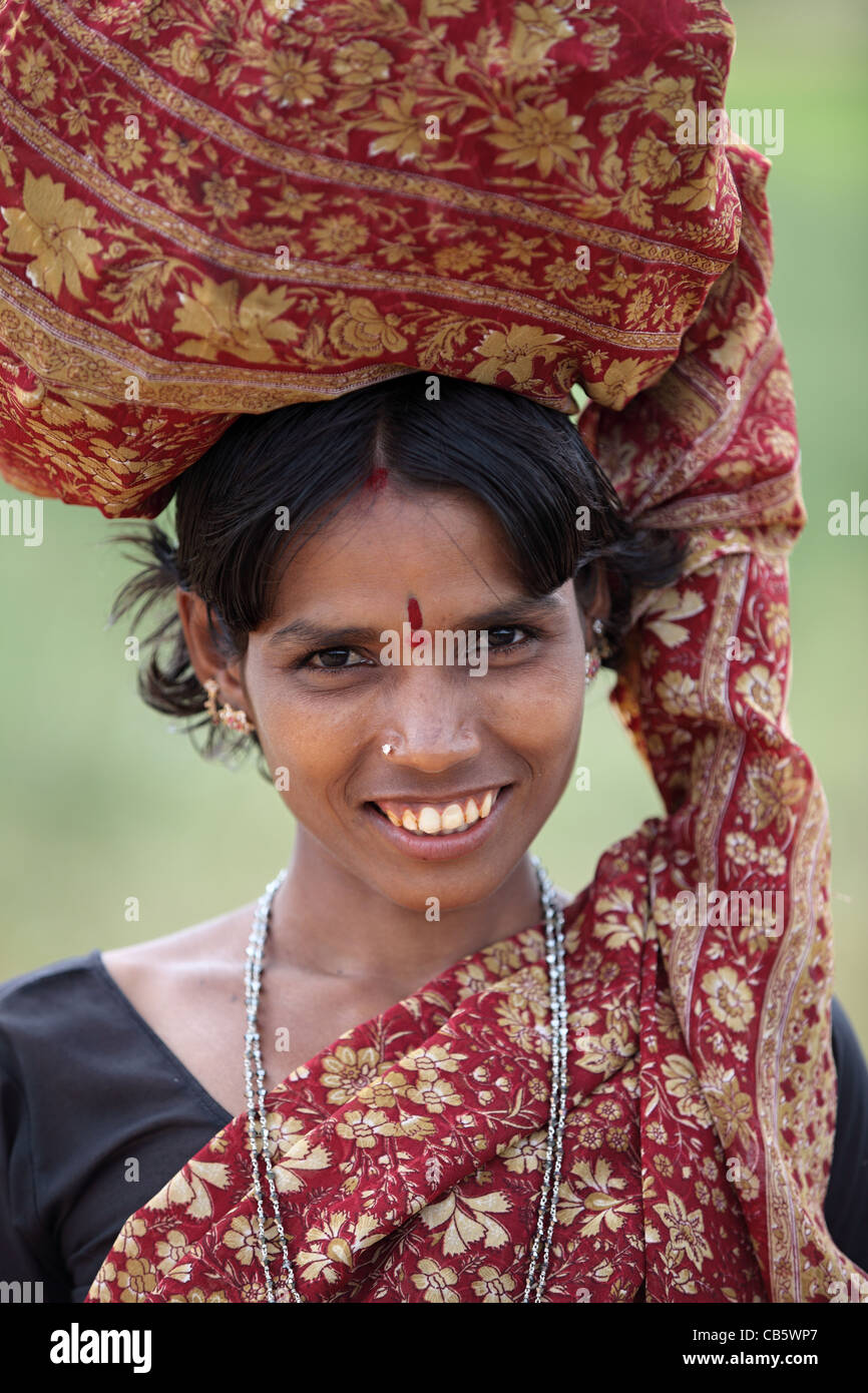 La donna che porta un sacco con bean Andhra Pradesh in India del Sud Foto Stock