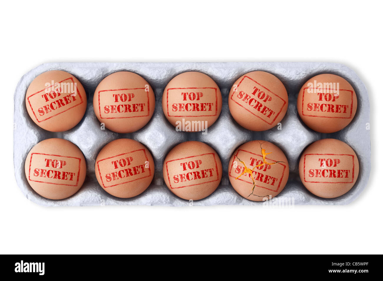 Confezione di uova con top secret stampigliato sulla parte superiore di ciascun. uno rotto con il giogo fuoriuscire. sfondo bianco, ritaglio Foto Stock