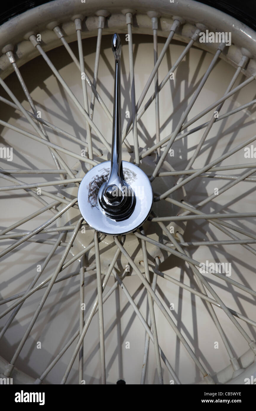 1936 mg di Cresta ruota di scorta che fissa Foto Stock