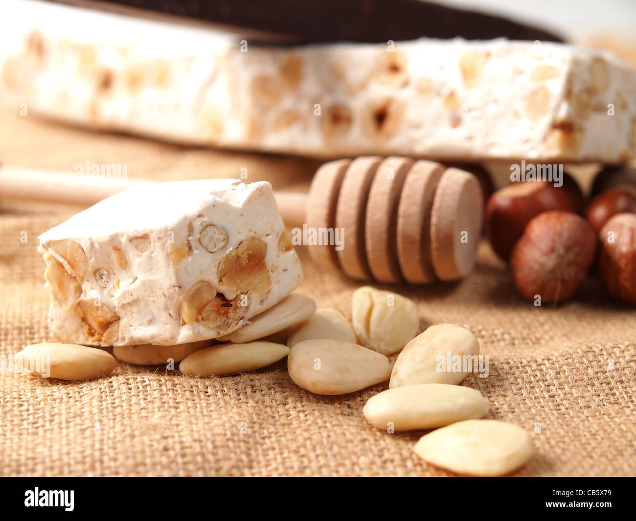 Torrone italiano dolce con noci e miele e mandorle Foto stock - Alamy