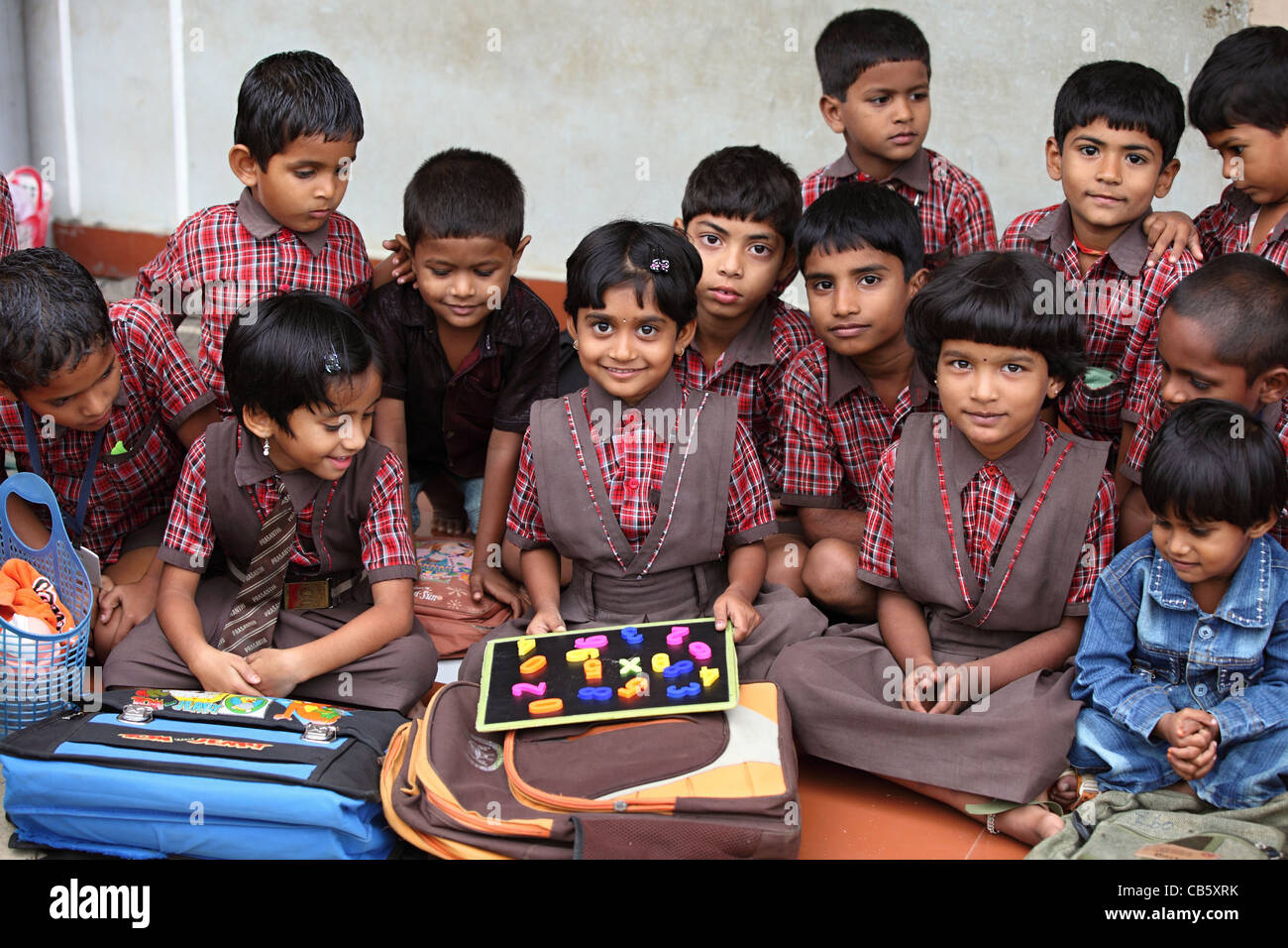 I bambini della scuola i numeri di apprendimento Andhra Pradesh in India del Sud Foto Stock
