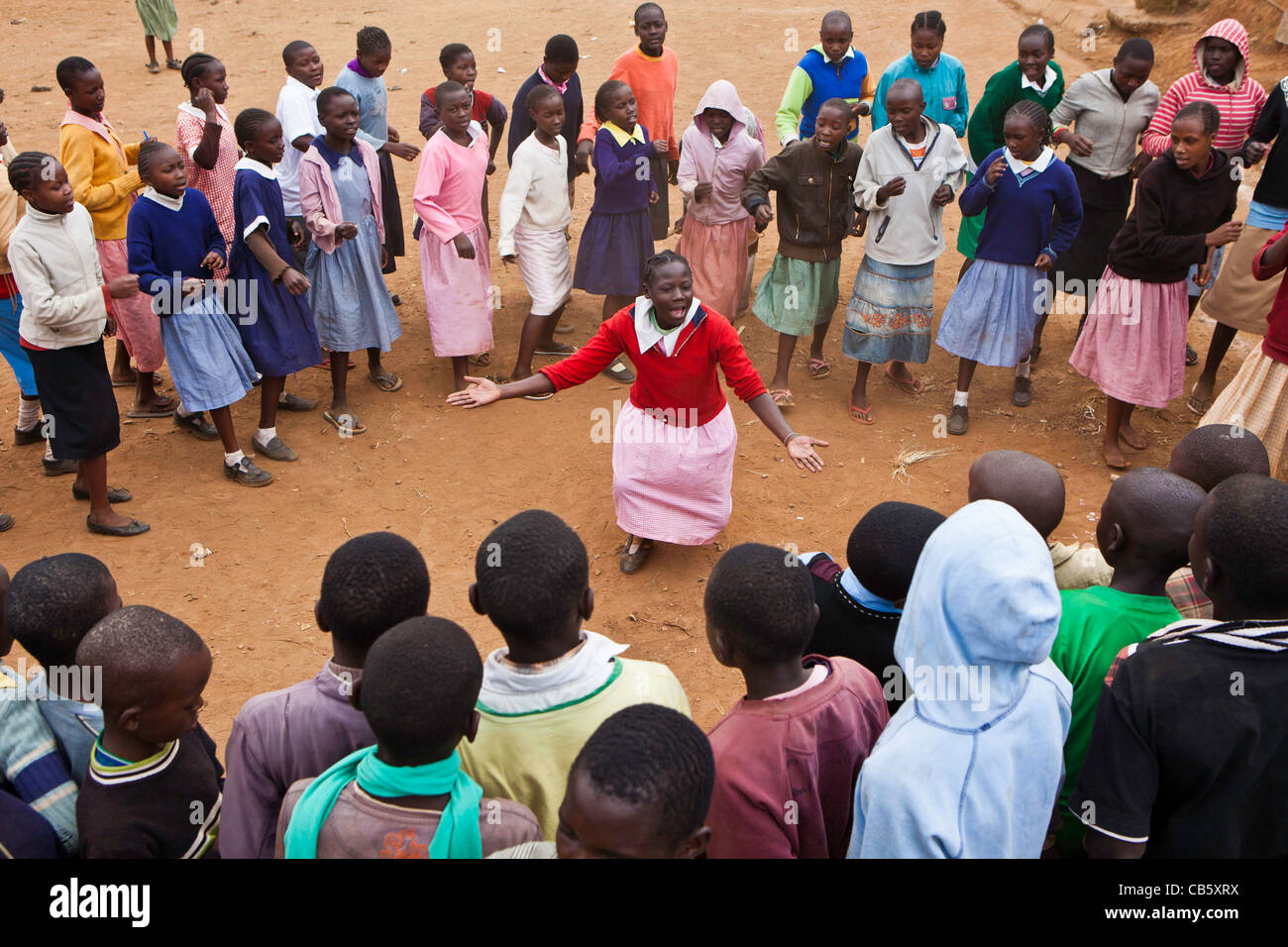 Bambini a Kibera Scuola di danza e raccontare storie. Ci sono solo 2 scuole di Kibera slum, Nairobi, il più grande in Kenya, Africa Foto Stock