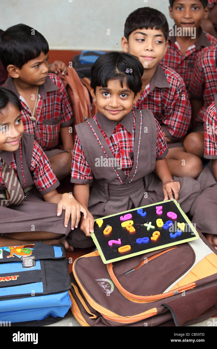 I bambini della scuola i numeri di apprendimento Andhra Pradesh in India del Sud Foto Stock