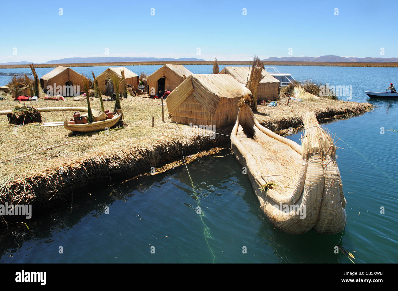 La paglia case sulle isole galleggianti di Uros nel Lago Titicaca, Perù Foto Stock