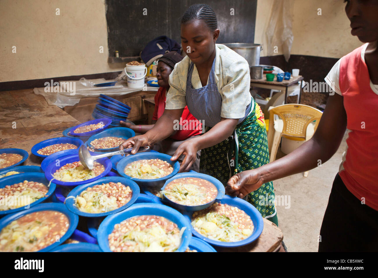 Cibo appena cucinato alla scuola di Kibera a Nairobi, dove una ONG corre un pranzo, un programma di alimentazione. Foto Stock