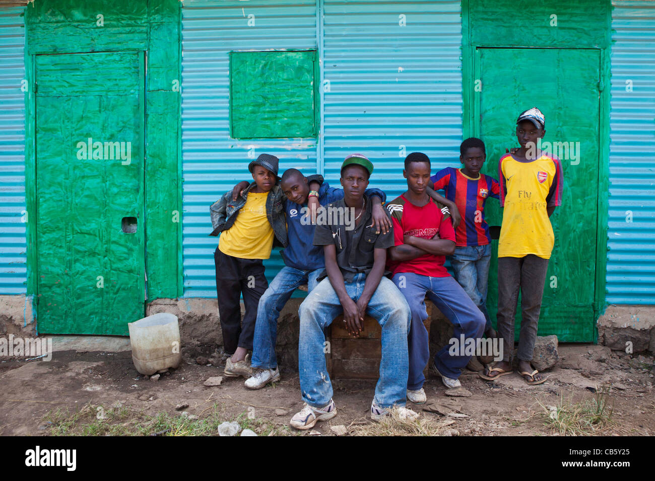 Pista di bambini di strada ha recentemente costituito, essi sono chiamati Rysambu giovani stelle e sono da Mwiki baraccopoli, Nairobi, Kenia. Foto Stock