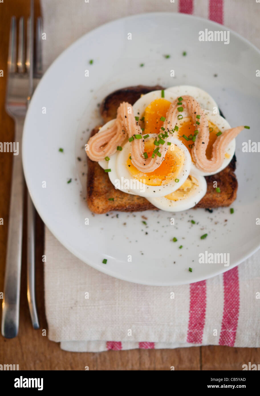 Classiche svedese aperto di fronte a sandwich di fettine di uovo sodo e rabboccato con Kalle's kaviar e cosparso di erba cipollina. Foto Stock