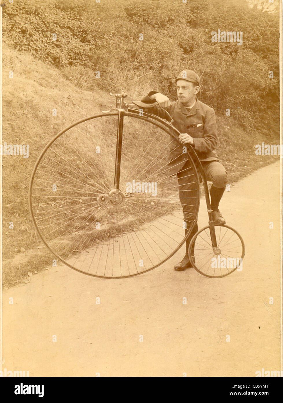 Foto di un armadietto di un ciclo ordinario o di Penny Farthing nella corsia di campagna intorno al 1875 Foto Stock