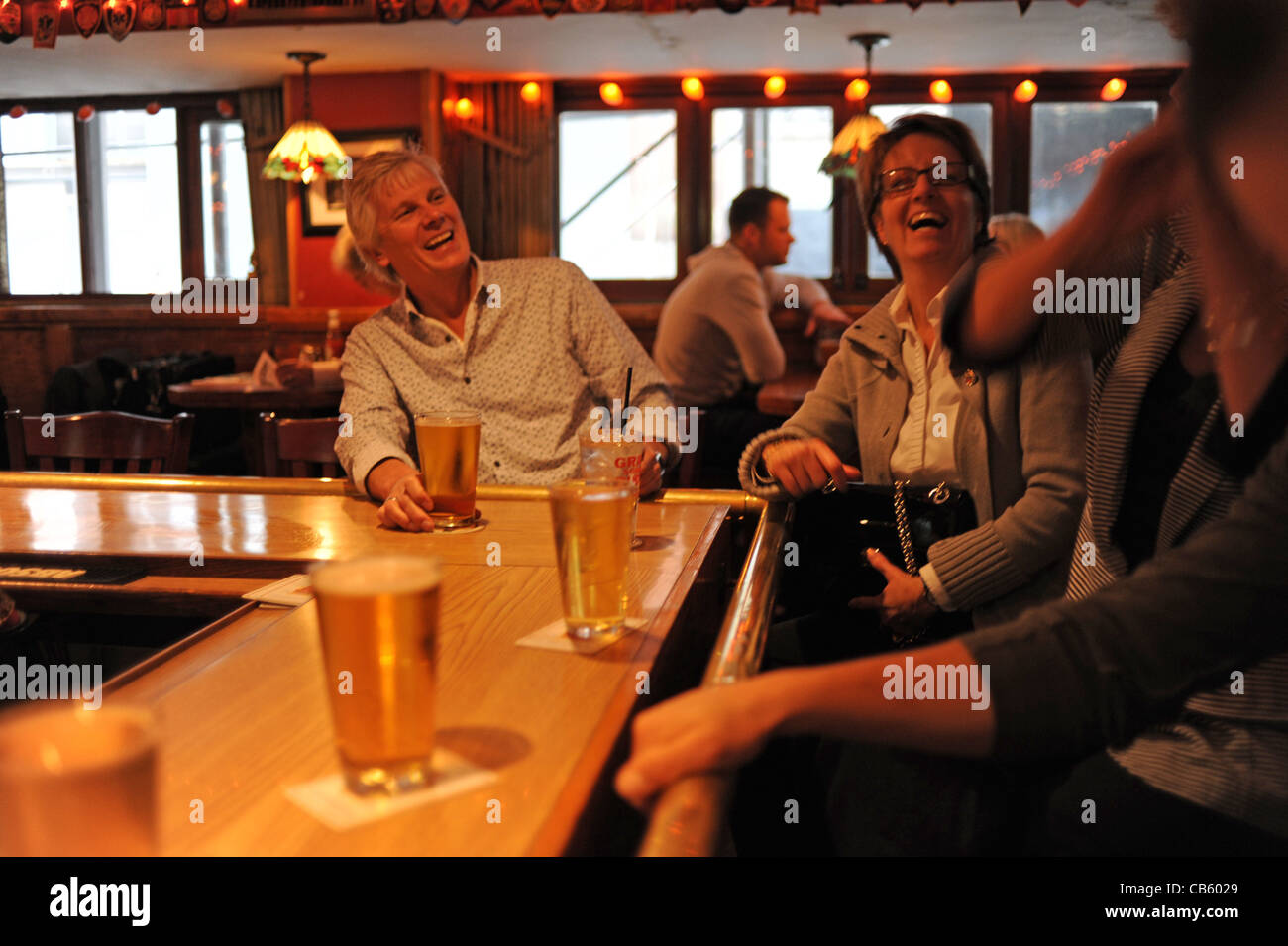 Gli amici e la famiglia a bere al bar in Manhattan New York New York STATI UNITI D'AMERICA Foto Stock