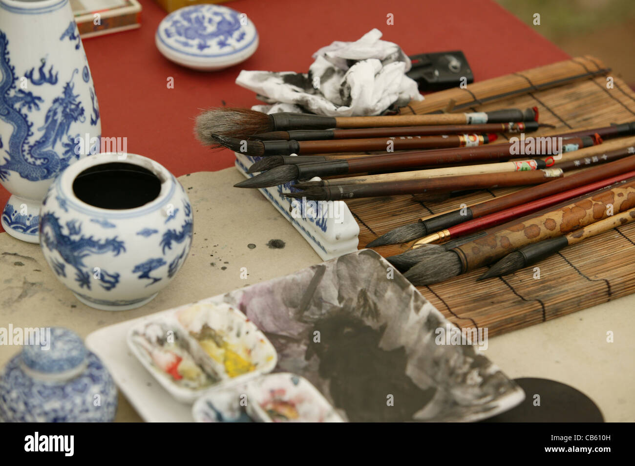 Calligraphy pennelli e inchiostro pronto per l'uso in un studio di artisti. Foto Stock
