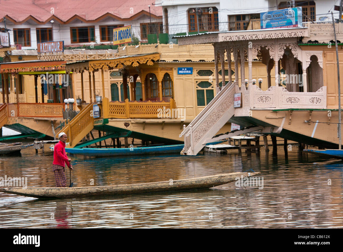 Un uomo righe attraverso dal lago, Kashmir Foto Stock