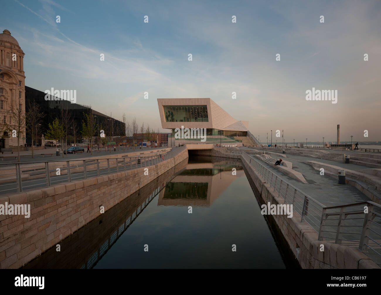 In tarda serata guardando lungo Leeds Liverpool Canal per il nuovo Museo di Liverpool. Foto Stock