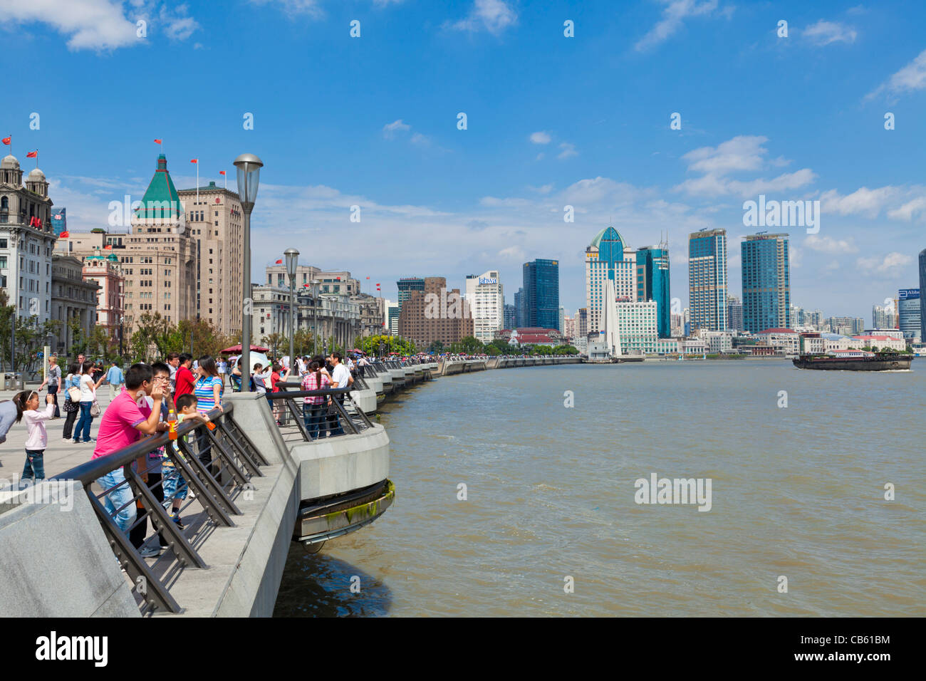 Molte persone lungo il Bund promenade Shanghai, Repubblica Popolare Cinese, PRC, Asia Foto Stock
