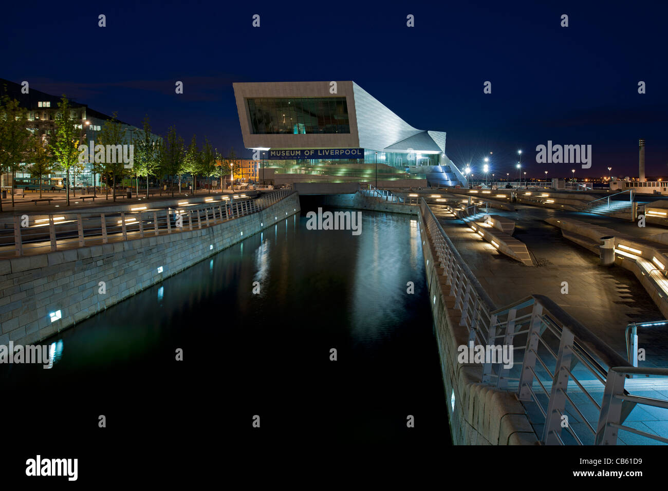 Vista notturna di Museum di Liverpool attraverso il Leeds Liverpool Canal e la nuova sfera pubblica al Pier Head, Liverpool. Foto Stock