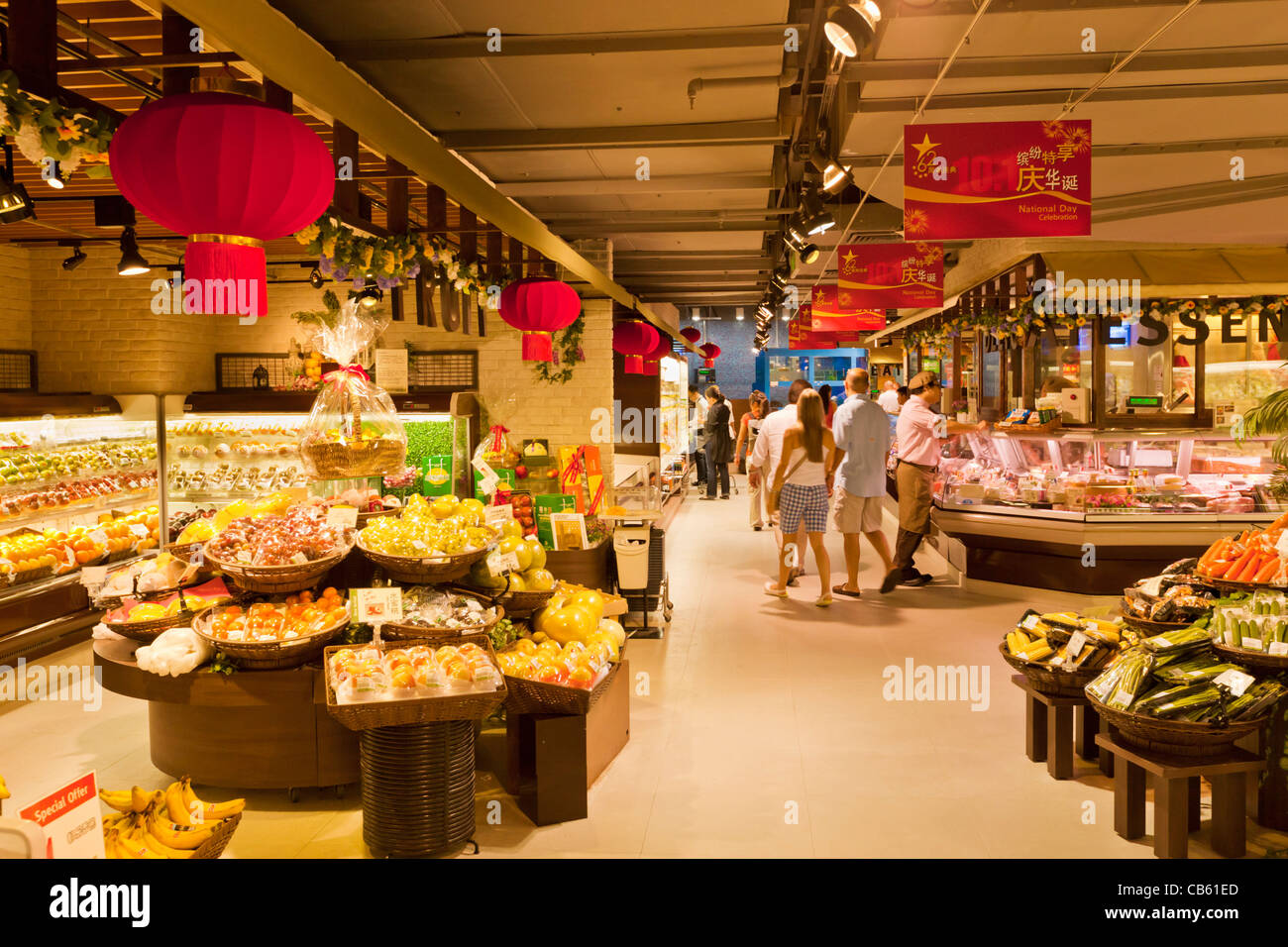 People Shopping in un supermercato cinese per alimento fresco Shanghai City, Repubblica popolare cinese, Repubblica Popolare di Cina e Asia Foto Stock