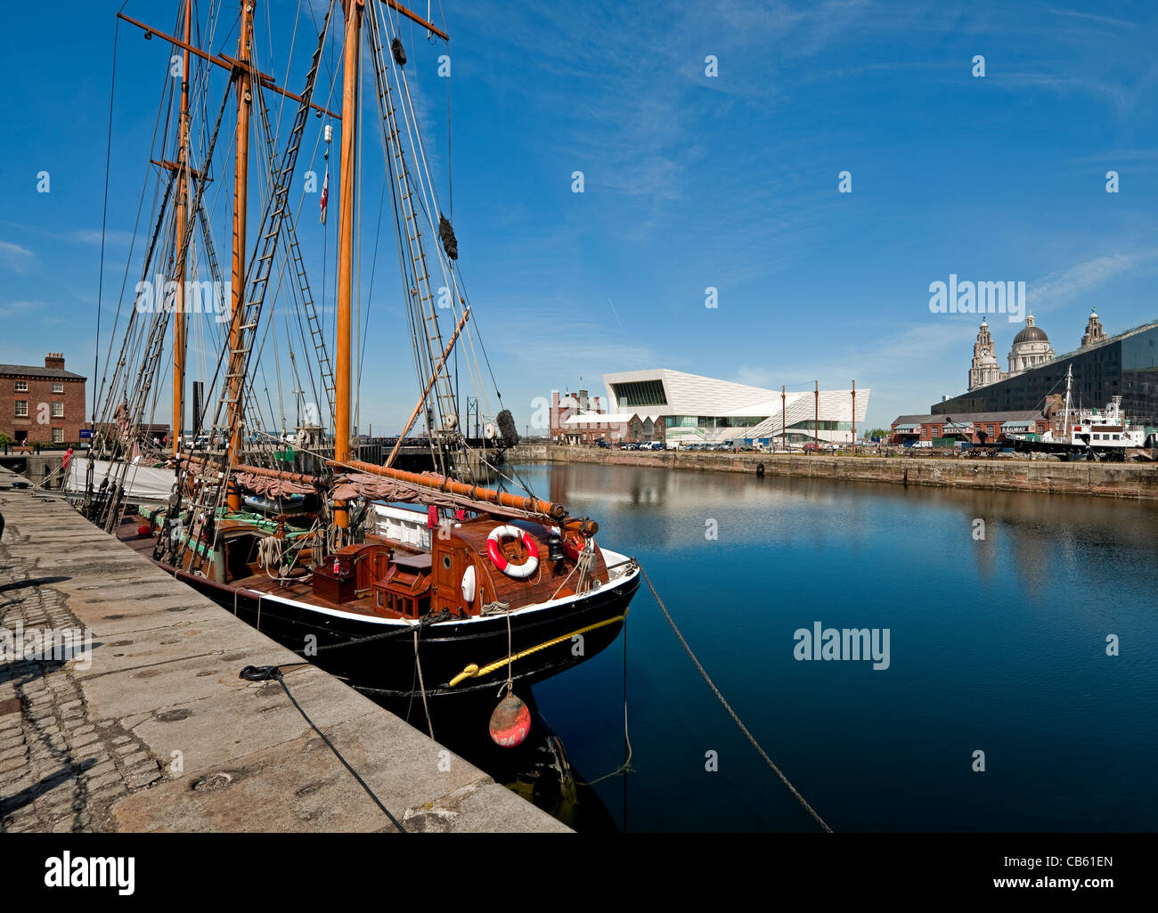 Nave a vela ormeggiata in Canning metà marea, dock Liverpool con il nuovo museo visibile in background Foto Stock