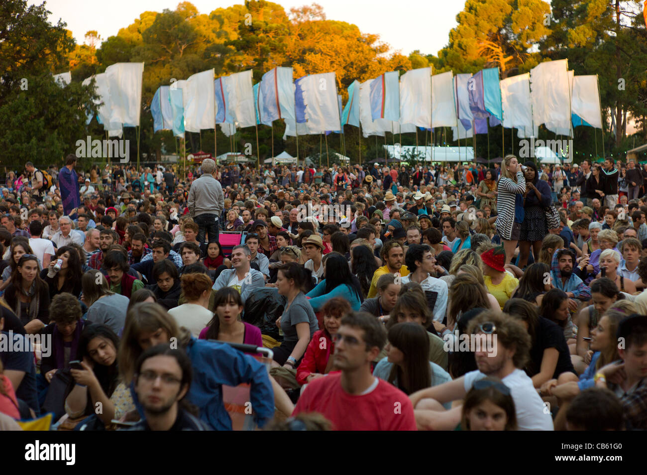 Grande folla di persone che guardano verso la fase a Womadelaide Music Festival Adelaide Australia del Sud 2012 womad Foto Stock