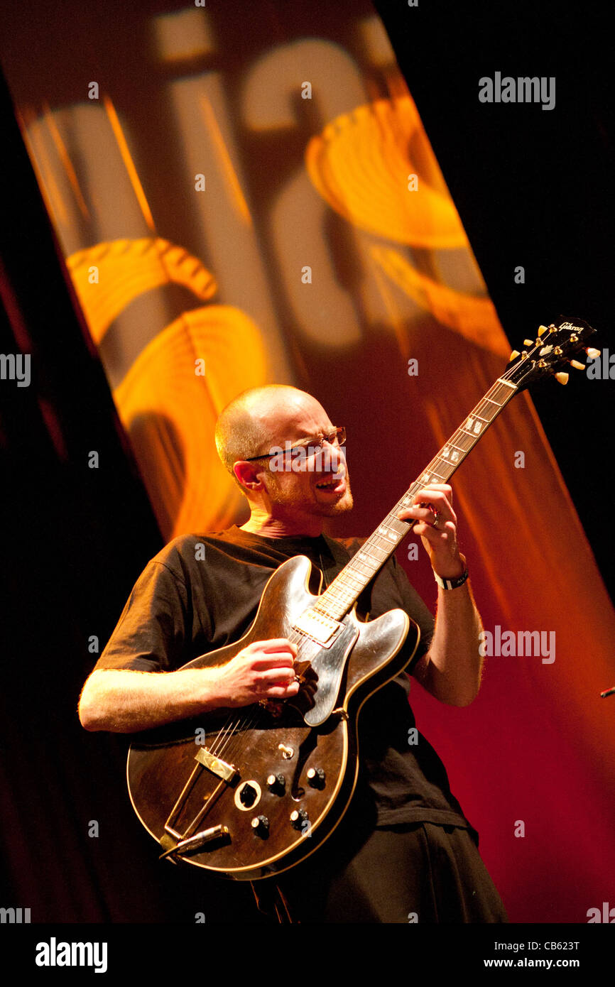 Banda del Regno Unito opaco Bianco sul palcoscenico del Millenaris 2011 in Ungheria, Budapest, 13.ottobre.2011 Foto Stock