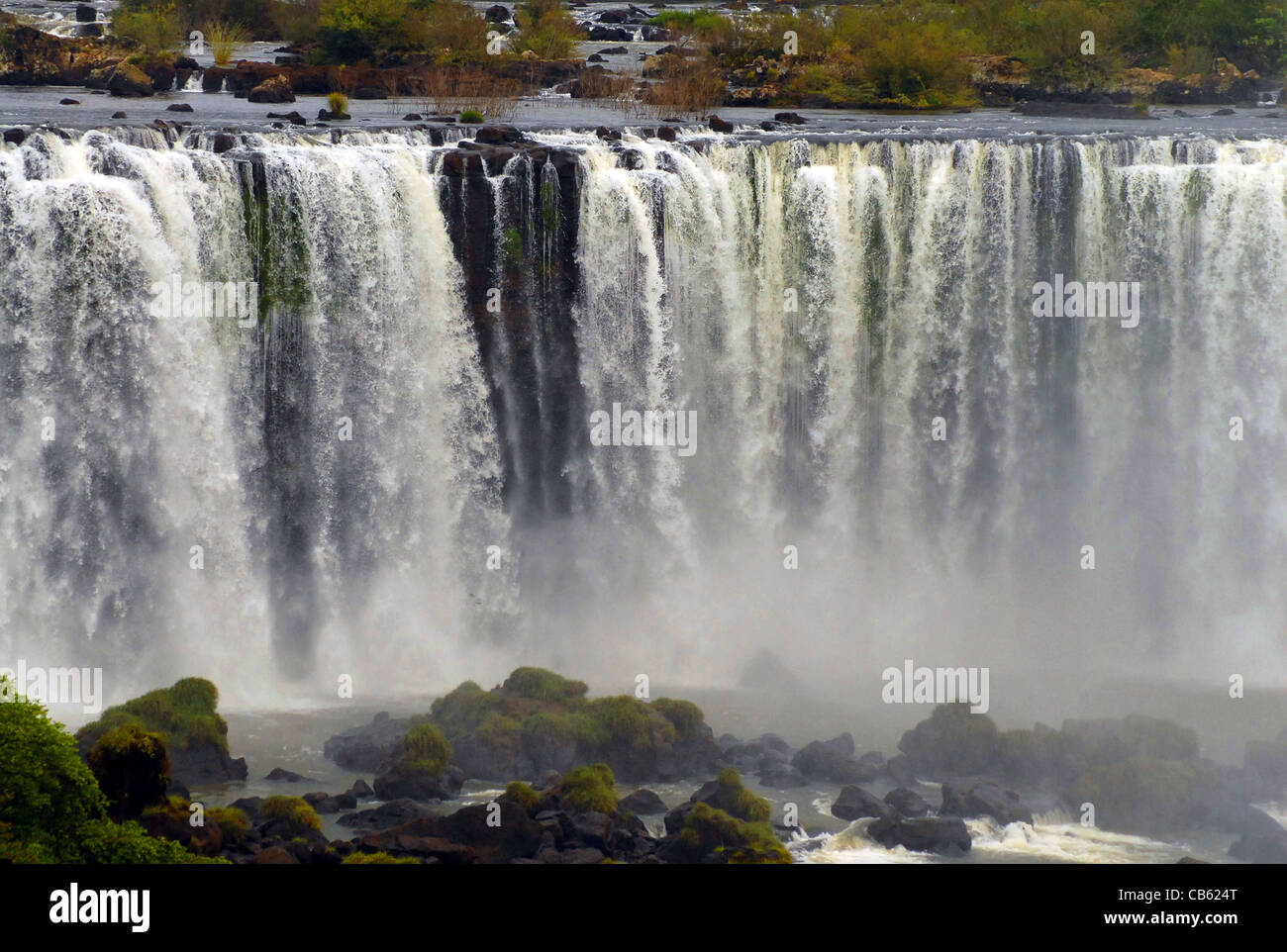 Il fiume Iguazu IN PIENO diluvio tuoni sopra le Cascate di Iguassù , Brasile Foto Stock