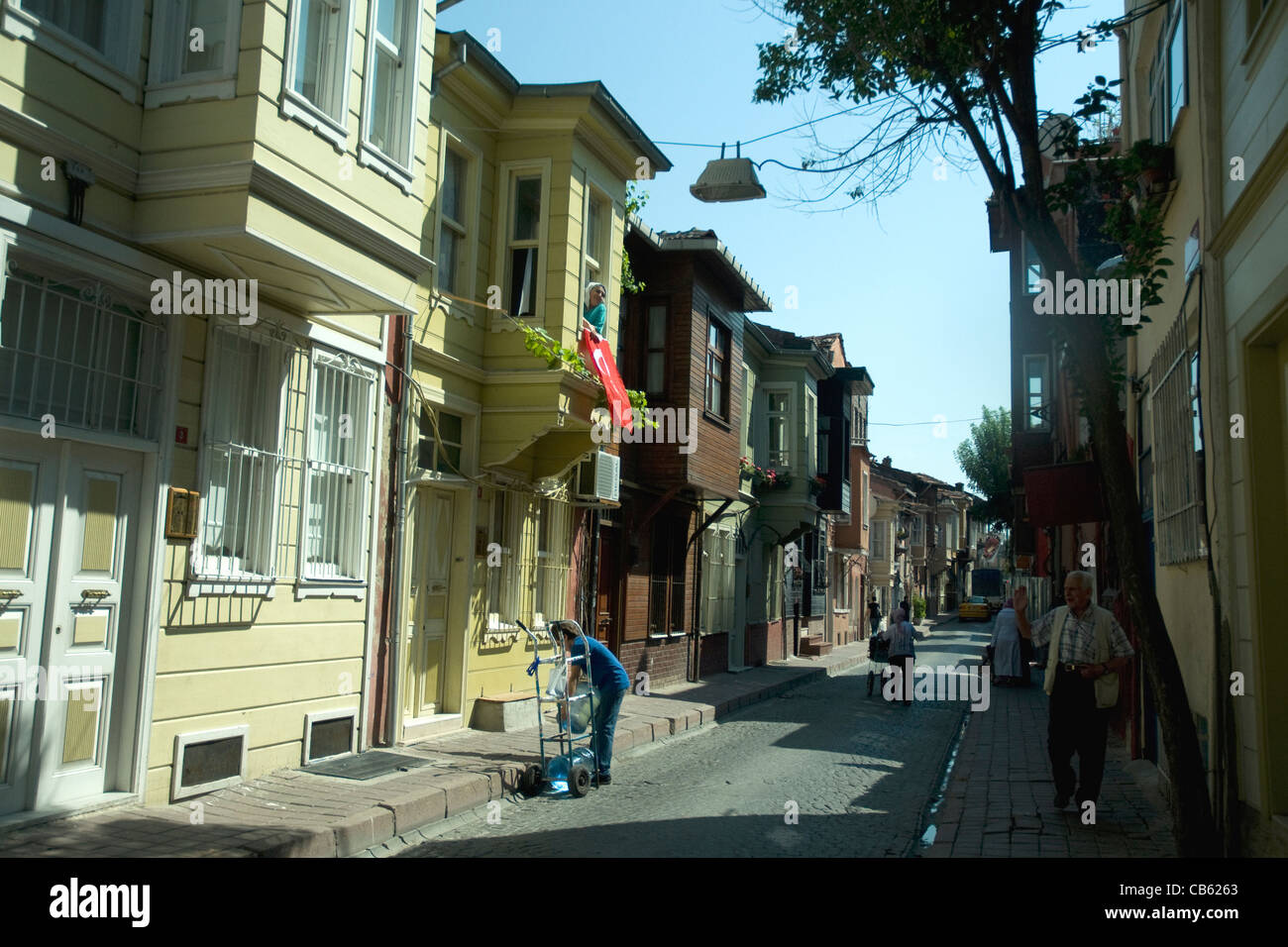 Una strada soleggiata di stile Ottomano case in Istanbul il quartiere di Sultanahmet Foto Stock
