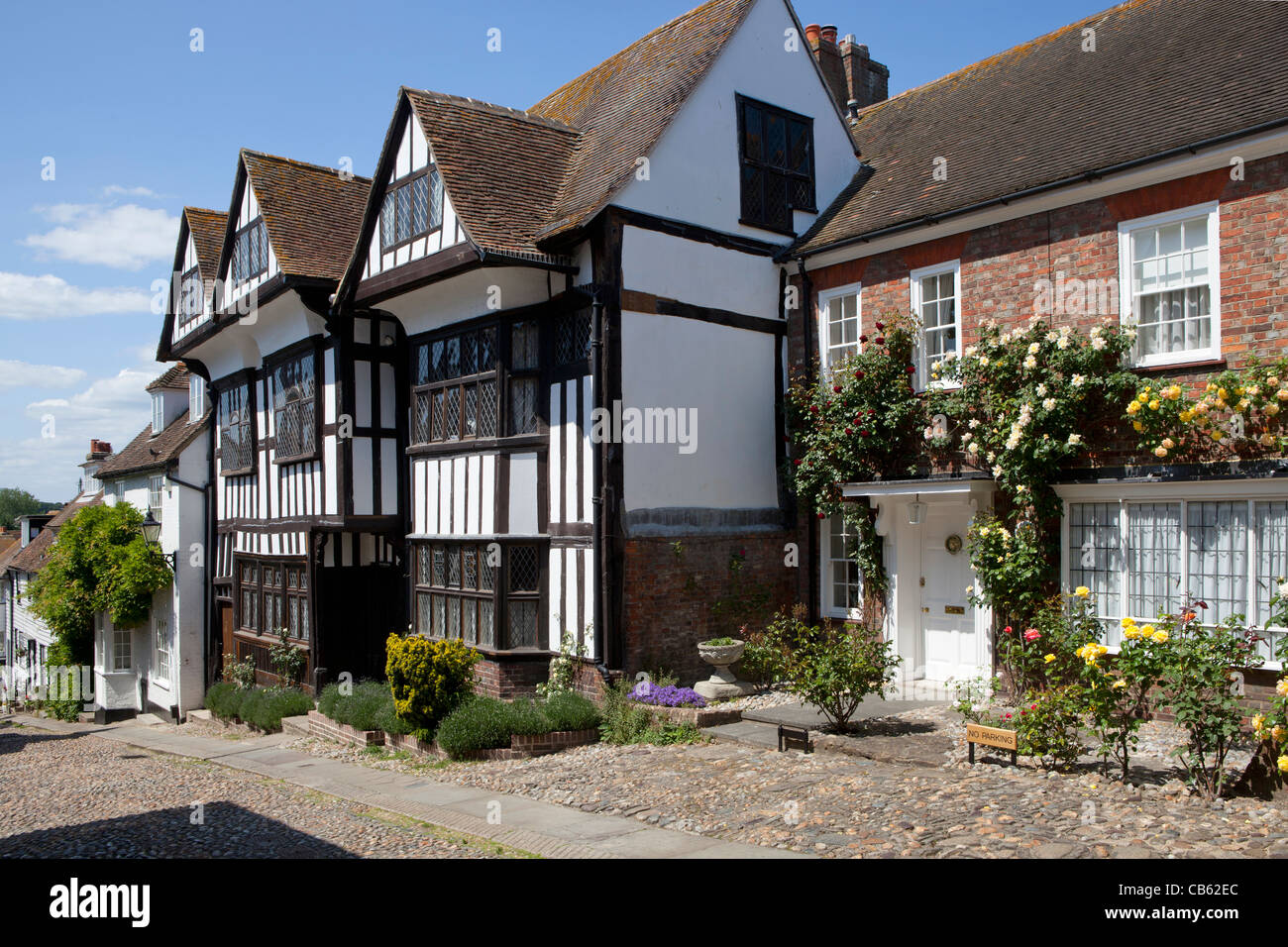 Mermaid Street, segala, Tudor e case in stile georgiano in strada di ciottoli Foto Stock