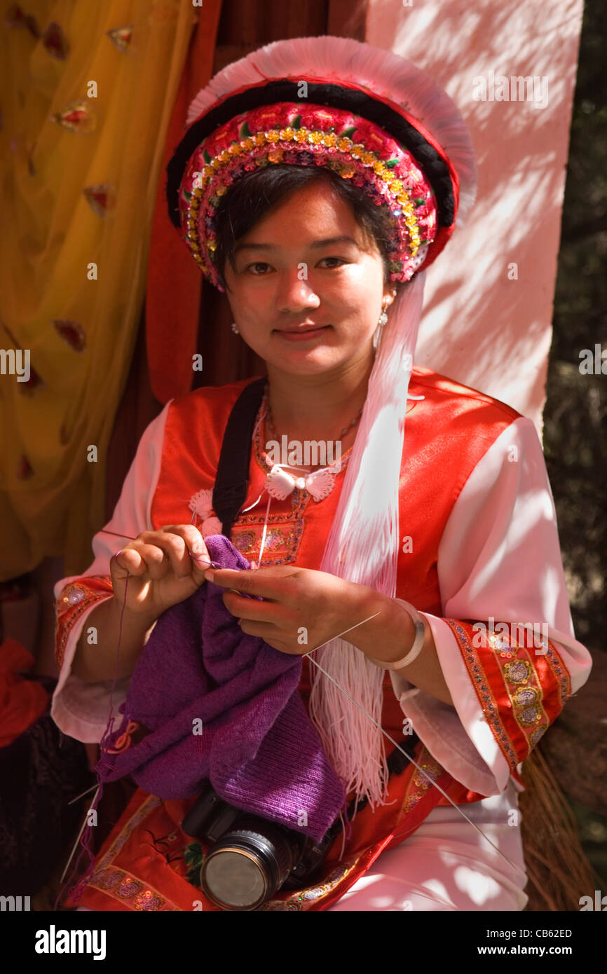 Cina Yunnan Dali Lago Erhai. celeste padiglione mirrior, Naxi ragazza in abito tradizionale Foto Stock