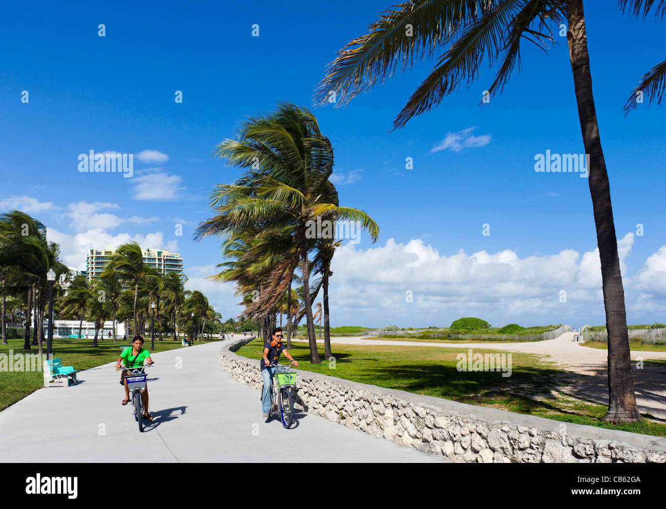 I ciclisti su DecoBikes sul lungomare a fianco di Ocean Drive e South Beach, Miami Beach, Gold Coast, Florida, Stati Uniti d'America Foto Stock