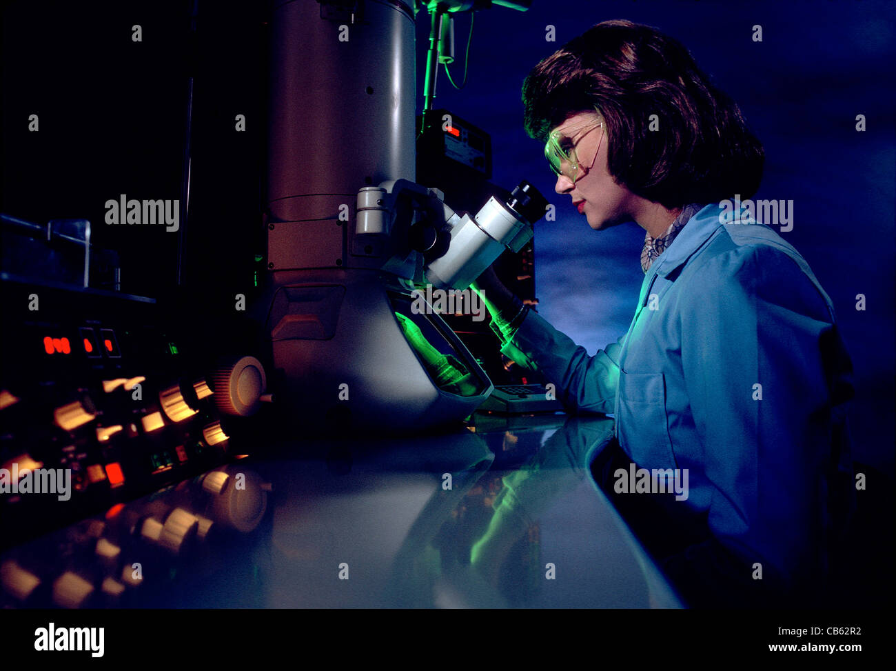 Donna scienziato che lavora presso un microscopio elettronico, RESEARCH & DEVELOPMENT LABS, PENNSYLVANIA principali in base CHEMICAL COMPANY Foto Stock