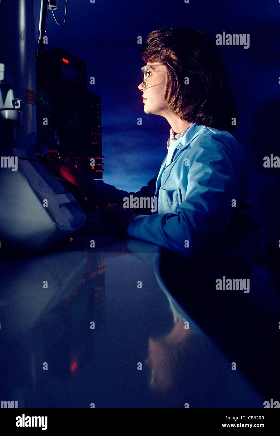Donna scienziato che lavora presso un microscopio elettronico, RESEARCH & DEVELOPMENT LABS, PENNSYLVANIA principali in base CHEMICAL COMPANY Foto Stock