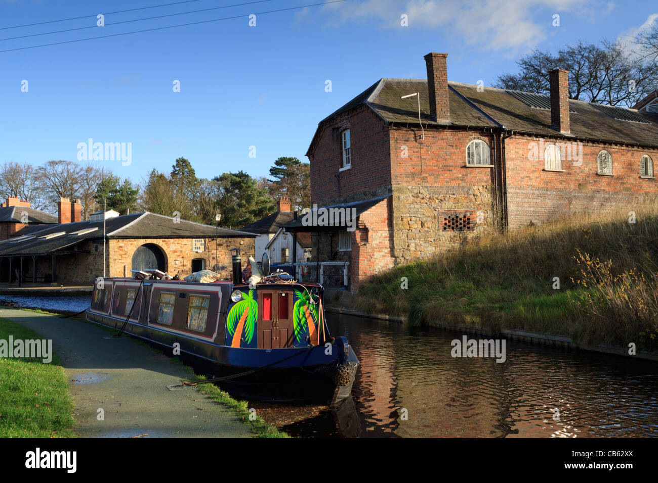 Una barca stretta vicino a Ellesmere Wharf sul canale di Llangollen Foto Stock