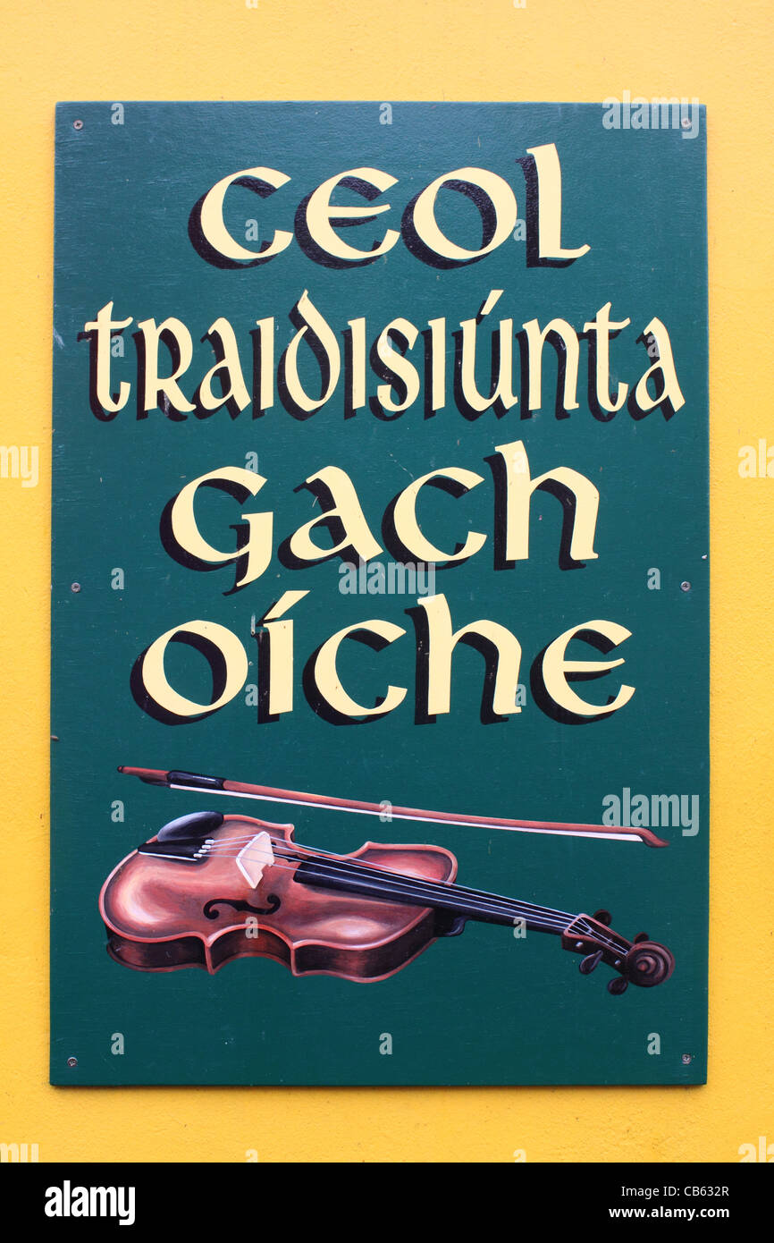Segno pubblicità tradizionale musica irlandese al di fuori di un pub nella città di Dingle, nella contea di Kerry, Irlanda Foto Stock