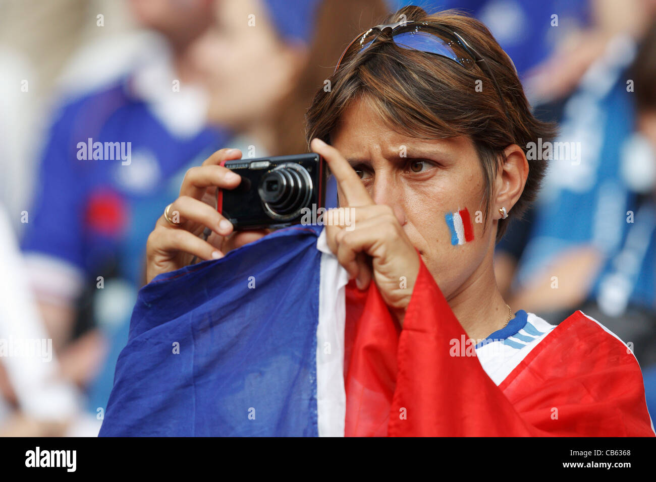 Una tifosa francese in tribuna scatta una foto con una fotocamera digitale compatta durante una partita della Coppa del mondo femminile FIFA tra Francia e Germania. Foto Stock