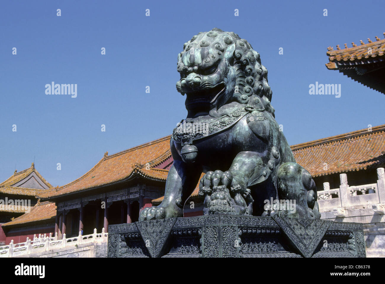 Leone di Bronzo Hall di armonia la Città Proibita di Pechino CINA Foto Stock