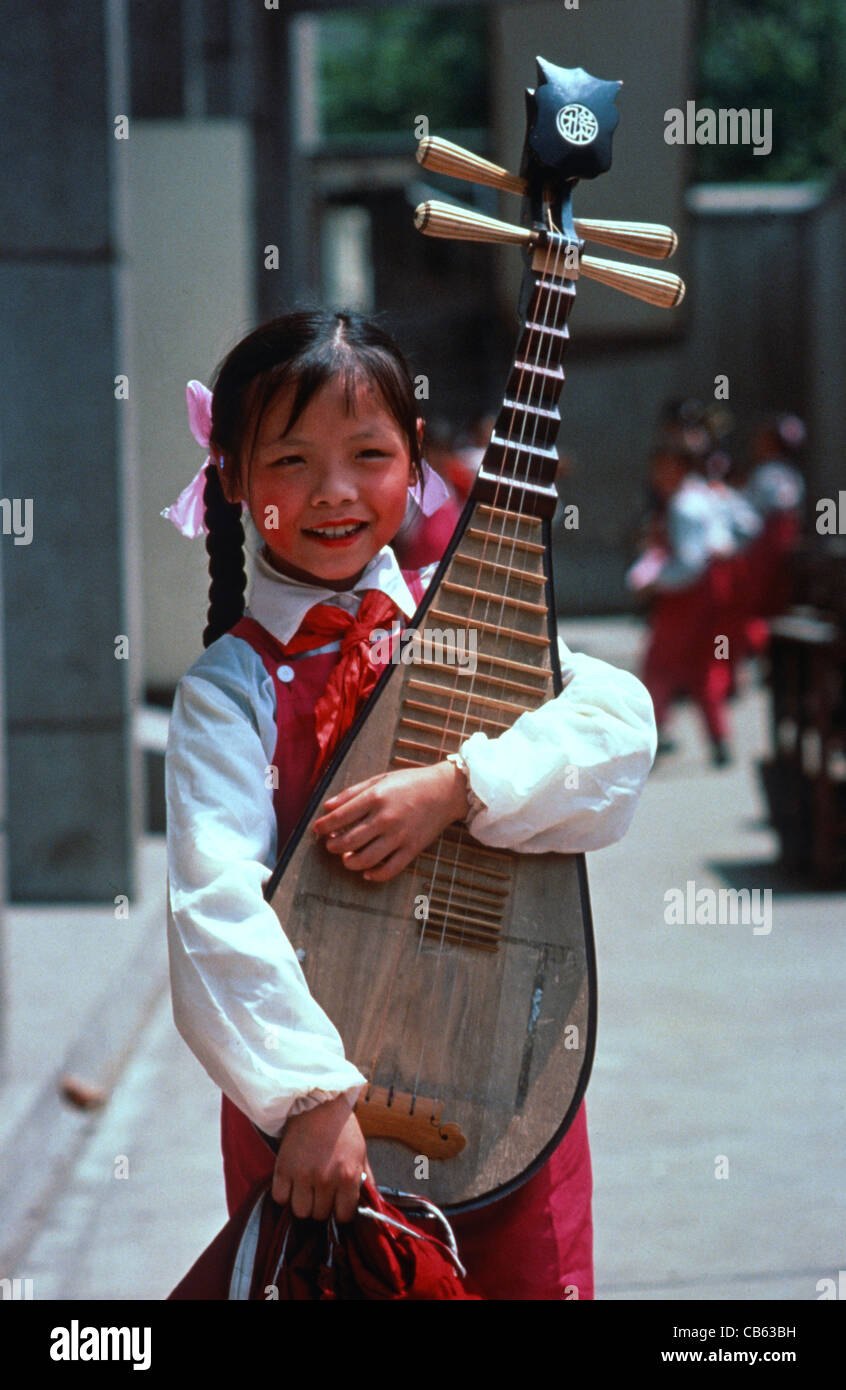Scuola ragazza con una pipa o liuto cinese instument a corda Shanghai in Cina Foto Stock