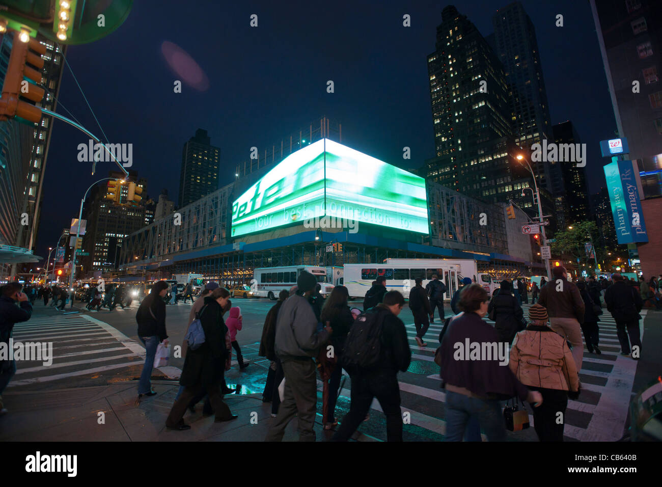 La Port Authority Bus Terminal a West 42nd Street e l'Ottava Avenue in New York Foto Stock