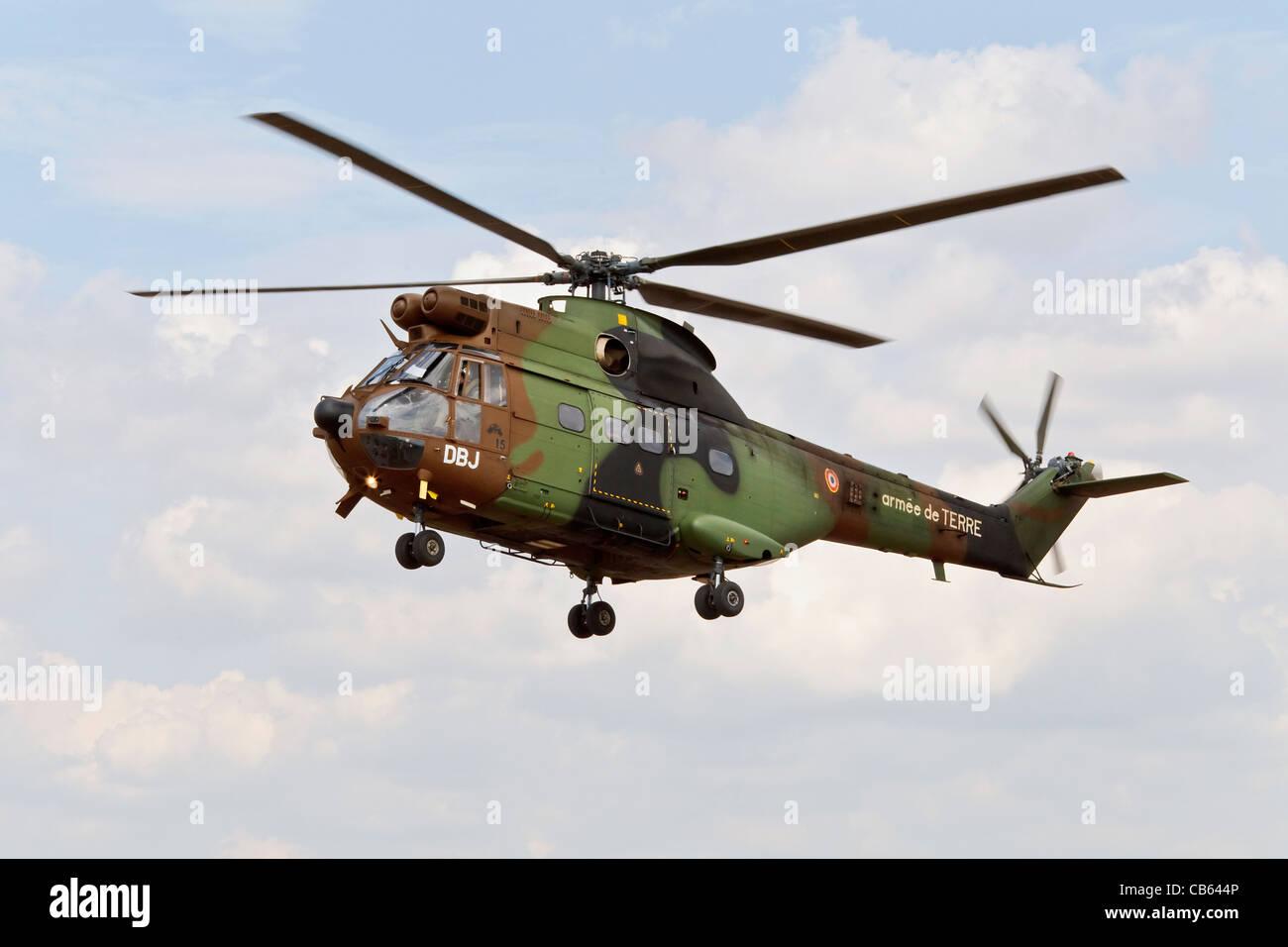 Un Aérospatiale Puma dell'esercito francese in arrivo a terra Foto Stock