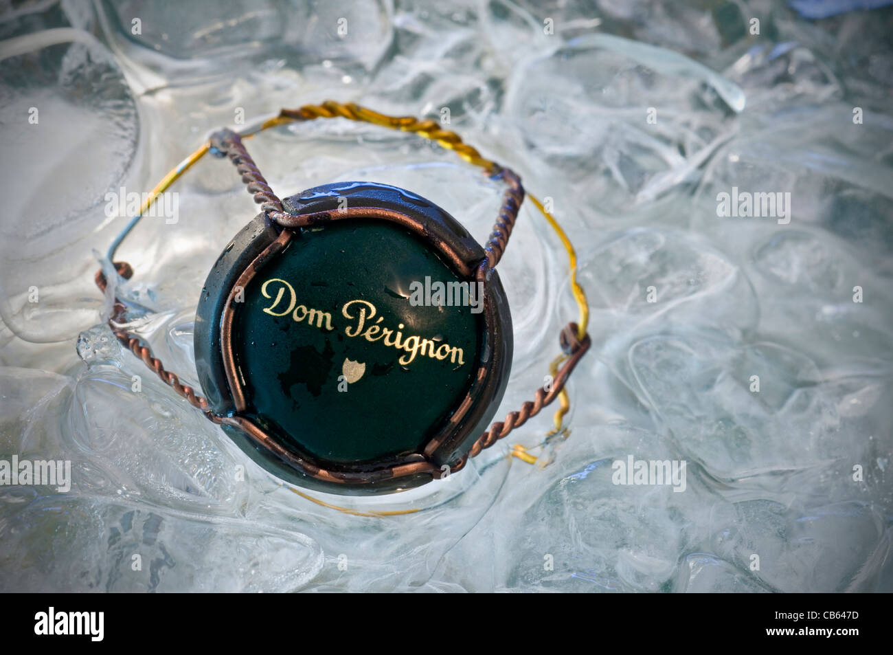 Dom Perignon' champagne vintage close-up sul filo del telaio di fissaggio  in metallo e tappo superiore nel Secchiello per ghiaccio Foto stock - Alamy