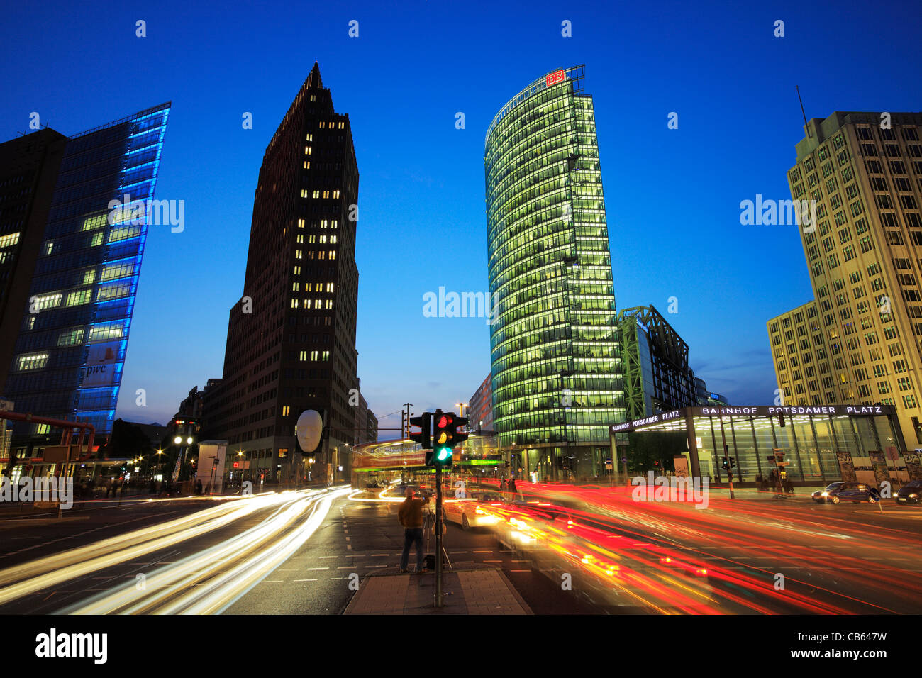 Potsdamer Platz a Berlino con Kollhoff-Tower, Sony Center DB Tower DB-Tower e il Ritz-Carlton Foto Stock