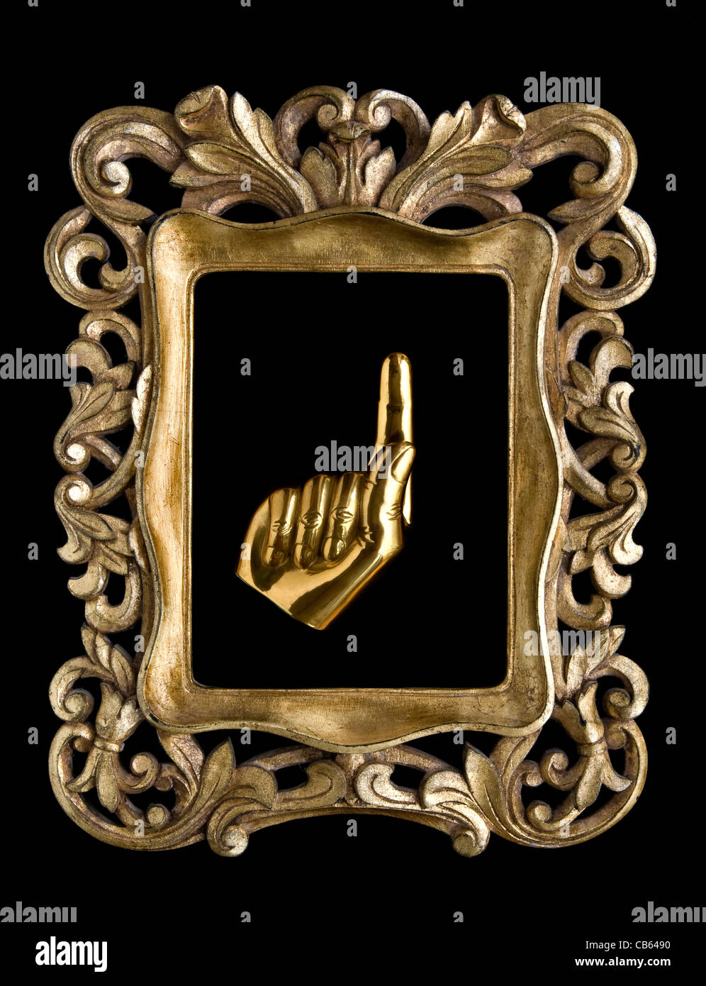 'Gold Finger' rivolta verso l'alto ed ornato cornice dorata circondano il concetto di investimento classici...aumento globale del prezzo dell'oro. Prezzo di oro fino Foto Stock