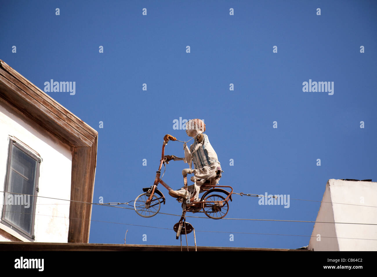 Divertente la scultura di un ciclista in bicicletta su un alto-filo nella Neve Zedek distretto di Israele. Foto Stock