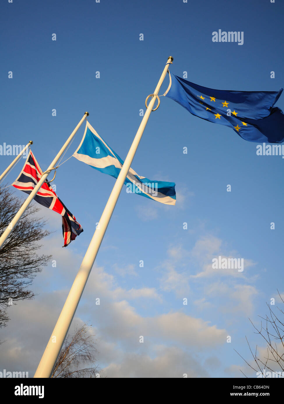 Tre bandiere sulla bandiera poli. Foto Stock