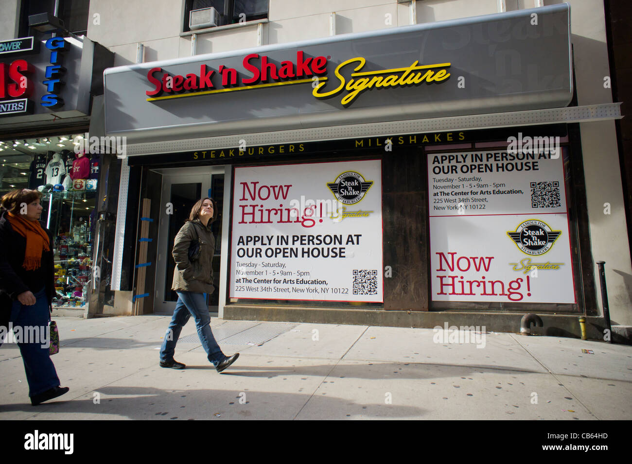 Un segno al di fuori della bistecca incompiuto 'n Shake ristorante Signature annuncia che essi sono l'assunzione di dipendenti Foto Stock
